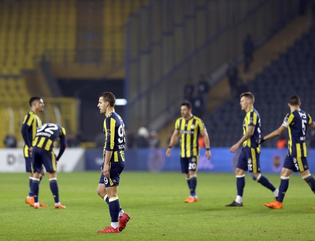 Fenerbahçe soyunma odası karıştı!