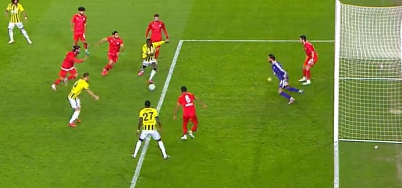 Mbwana Samatta Fenerbahçe - Sivas Belediyespor maçında inanılmaz golü kaçırdı