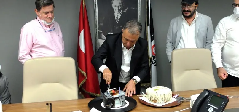 Ahmet Nur Çebi'ye sürpriz doğum günü!