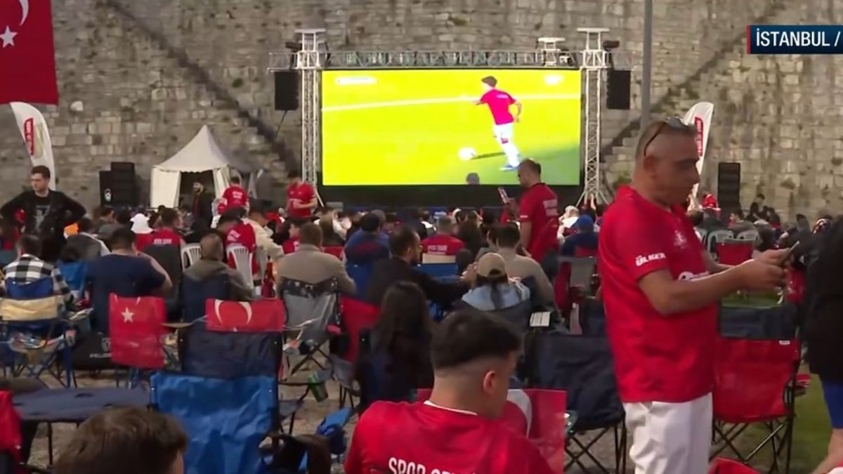 A Milli Takımımızın kader maçı için taraftarlar Yedikule'de toplandı!
