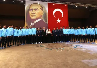 A Millilerden, Atatürk için saygı duruşu