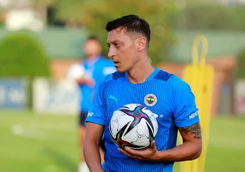 Mesut Özil: Çok güçlü bir F.Bahçe göreceğiz!