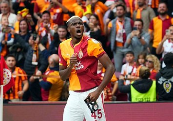 Victor Osimhen, Okan Buruk'u yakaladı