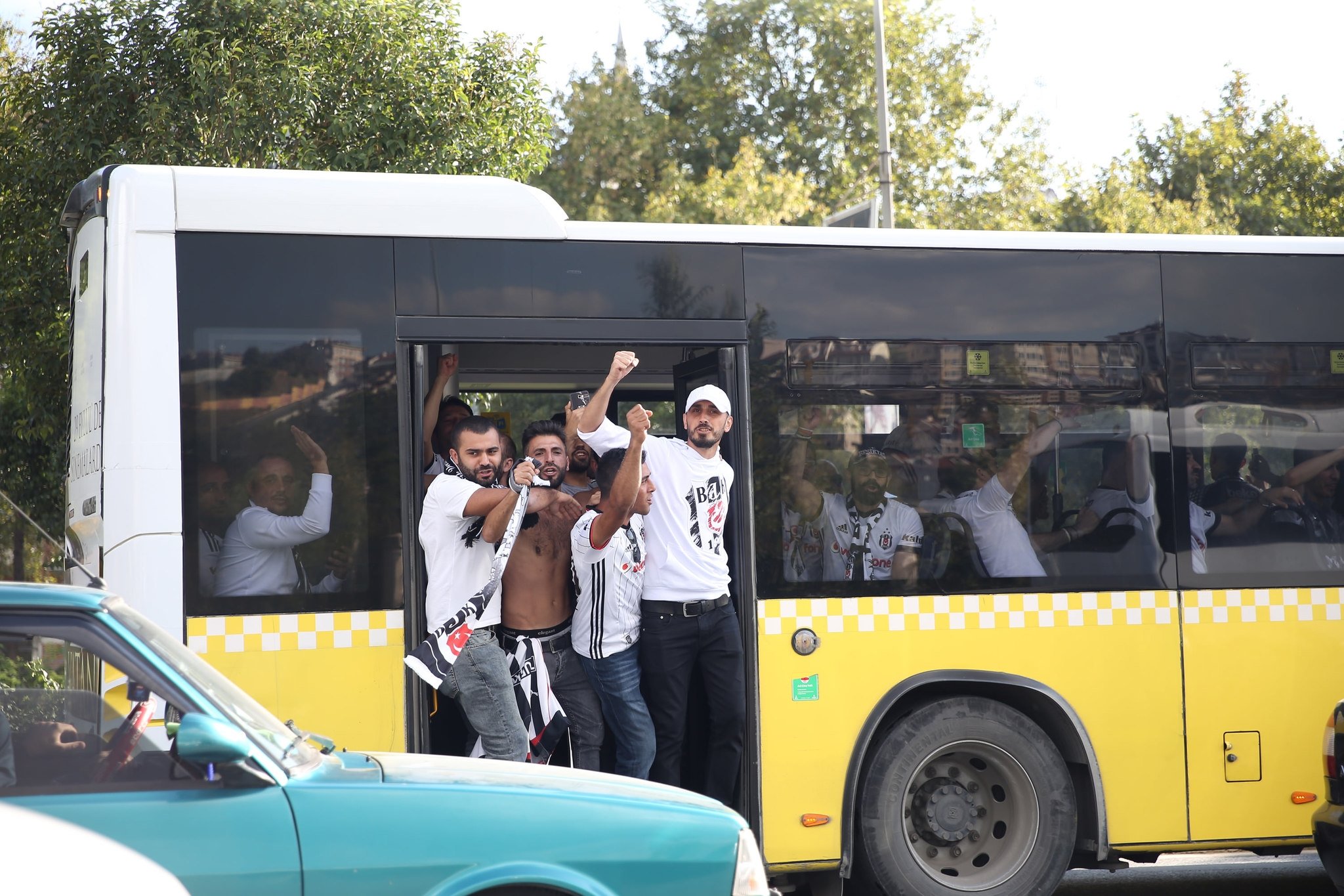Kadıköy’de beyaz tribün!