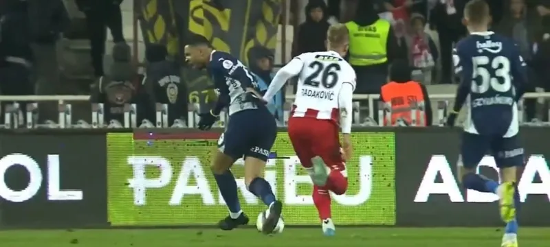 sivasta-kirmizi-kart-cikti-iste-net-global-sivasspor-fenerbahce-macindaki-o-pozisyon-1744567468328.jpg Sivas'ta kırmızı kart çıktı! İşte Net Global Sivasspor - Fenerbahçe maçındaki o pozisyon - 4