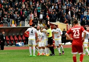 Futbolcuyu duşta unutup maça çıktılar!