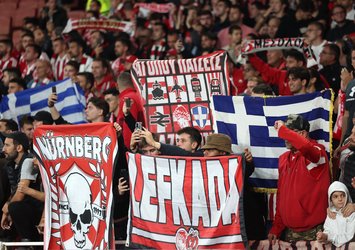 Olympiakos taraftarı Hapoel maçında Filistin bayrağı açtı!