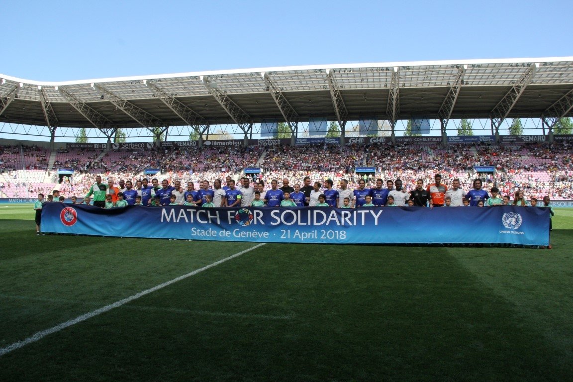 Figo, Ronaldinho’yu yendi