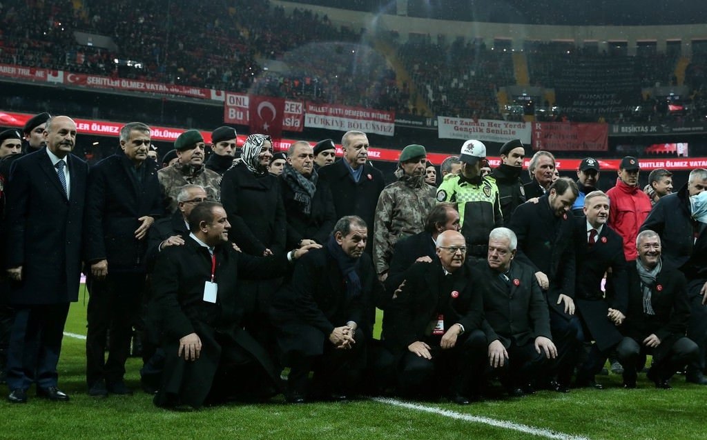 Yıldızlar teröre karşı sahaya indi