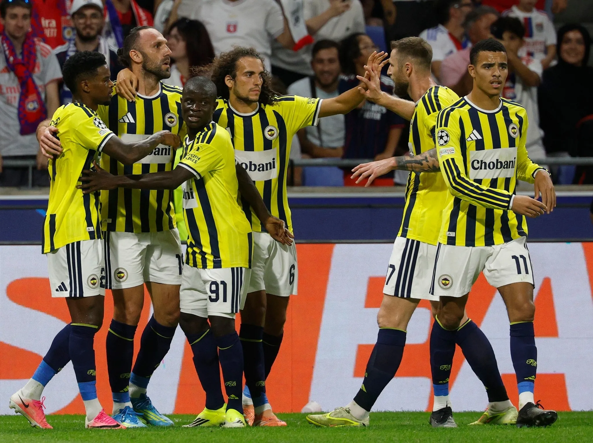 Lyon-Fenerbahçe Maçı Spor Yazarlarını İkiye Böldü: 'Özel Olmak Fenerbahçe'nin Futbol Yasası!'