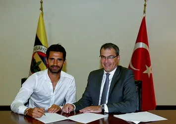 Alper imzayı attı