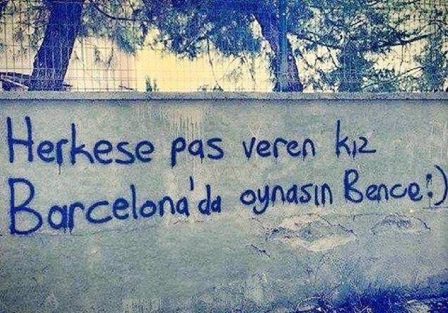 Duvarlara yazılmış tribün sloganları güldürüyor!