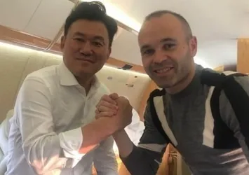 Iniesta, Podolski'nin takım arkadaşı oldu