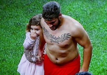 Mustafa El Kebir'in göbeği olay oldu!