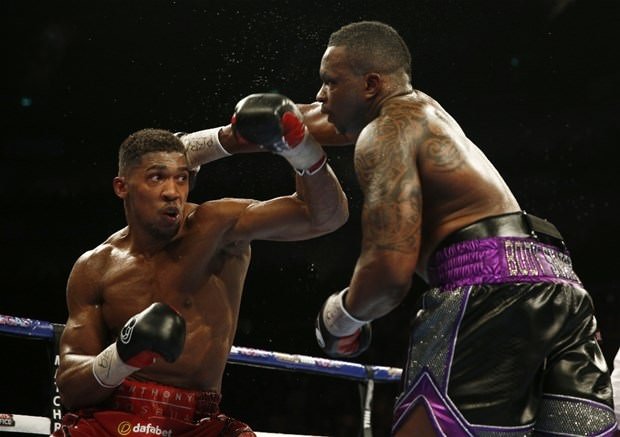 Tek yumrukla rakibini nakavt etti