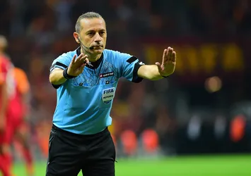 Sahada Cüneyt Çakır VAR'da Koray Gençerler!