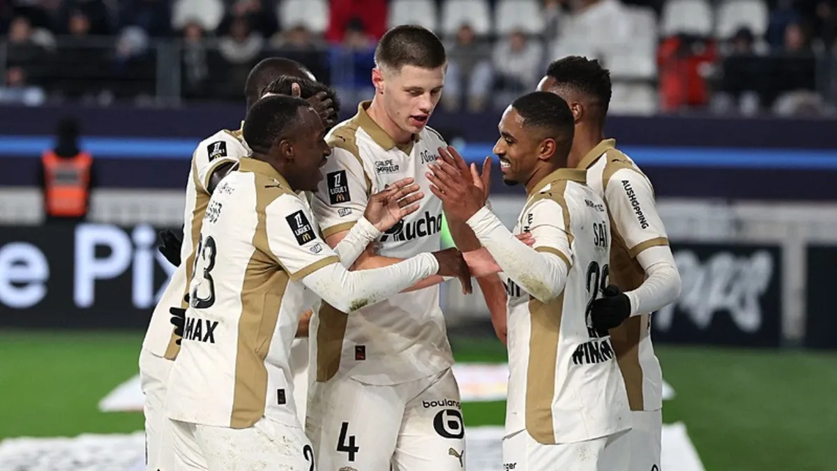 Lens deplasmanda Paris'i yenerek zirveyi geri aldı!