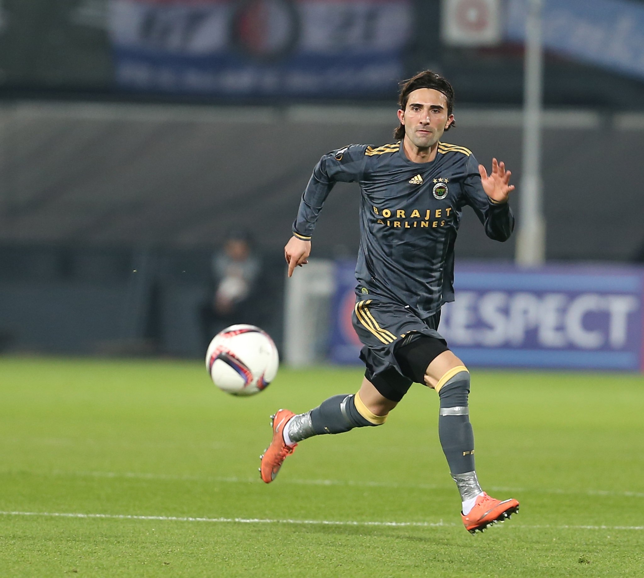 Galatasaray, Fenerbahçeli yıldızı transfer ediyor