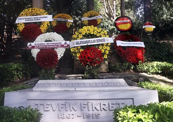 Galatasaray, Tevfik Fikret'i kabri başında andı