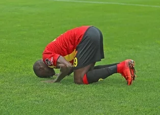 Demba Ba attı, sosyal medya sallandı!