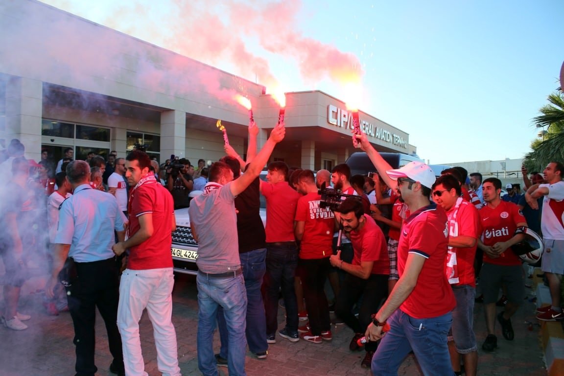 Antalyaspor’da Menez’e coşkulu karşılama