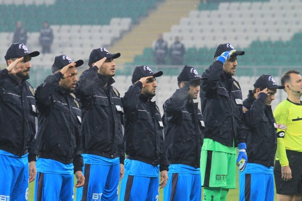 Bursaspor sahaya çevik kuvvet montlarıyla çıktı