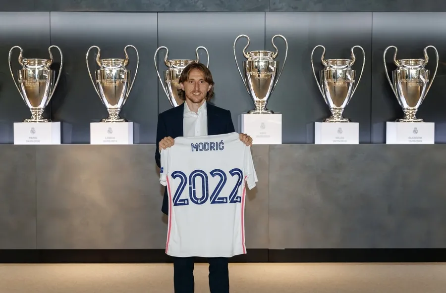 Real Madrid Luka Modric'in sözleşmesini 1 yıl daha uzattı - 1