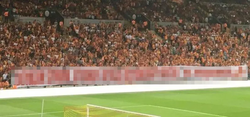 Gomis'e büyük destek! Anlamlı pankartlar..