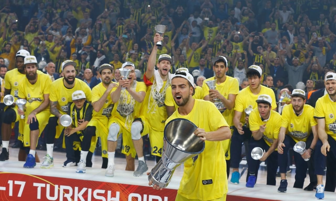 Datome söz verdi, saçlarını kestirdi