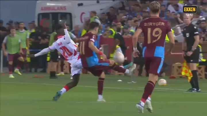 Trabzonspor - Kızılyıldız maçında kırmızı kart çıktı! - 1