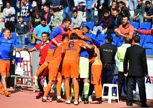 Başakşehir devlerle yarışıyor