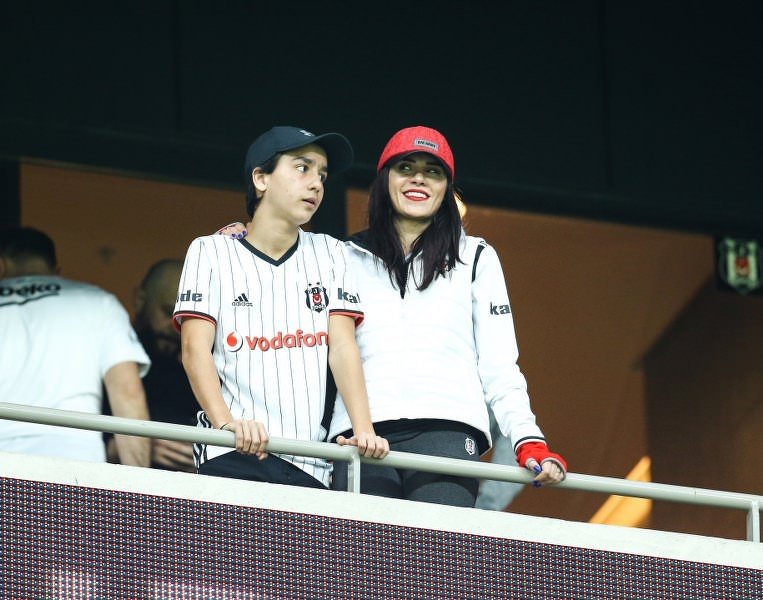 Şükran Ovalı, üçlü çektirdi