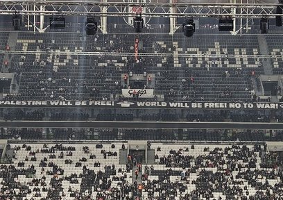 Beşiktaş tribünlerinden Filistin pankartı!