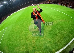 Fatih Terim tribünleri selamladı
