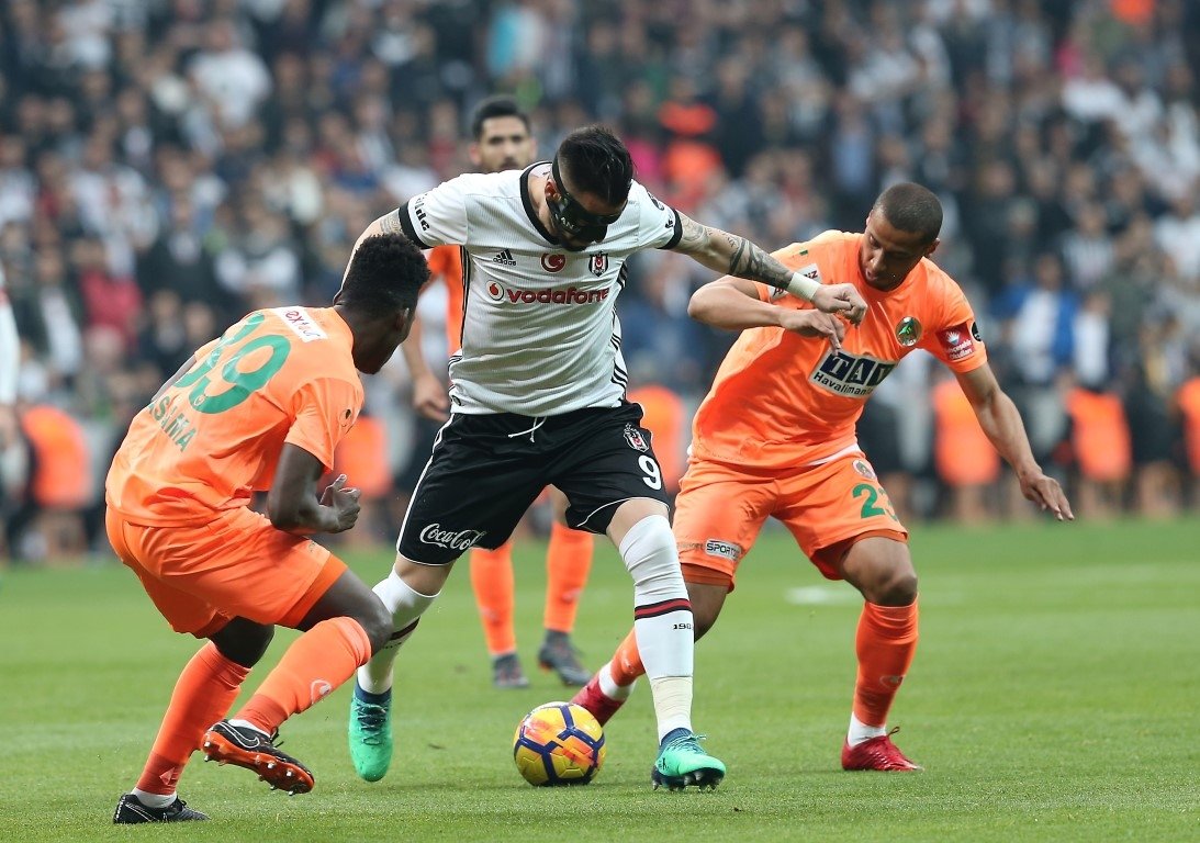 Beşiktaş tribünlerinde yenge rüzgarı
