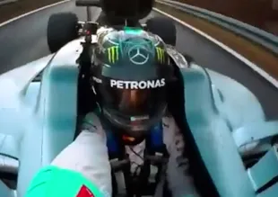 Yarış Esnasında F1 Şampiyonundan Selfie!