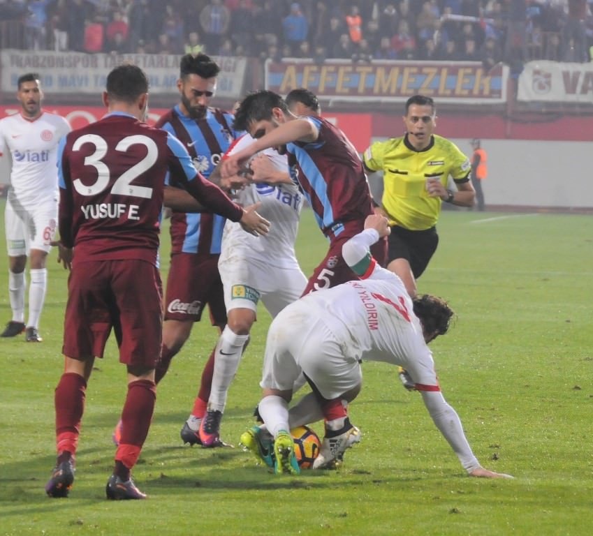 Trabzonspor-Antalyaspor karşılaşmasından kareler