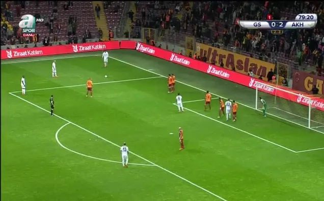 Seleznyov'un şutu direkten döndü