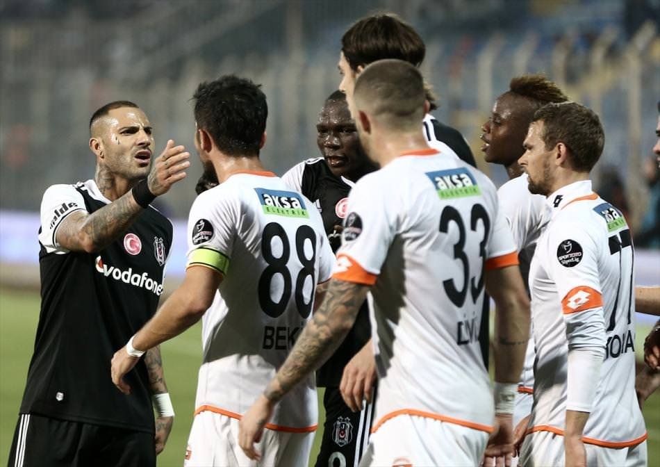 Süper Lig’e hakem hataları damga vurdu