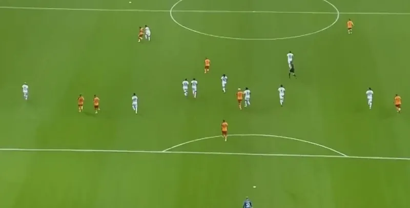 GALATASARAY HABERLERİ: Sacha Boey'un pozisyonunun aynısı Premier Lig'de yaşandı! Hakemin kararı... - 2