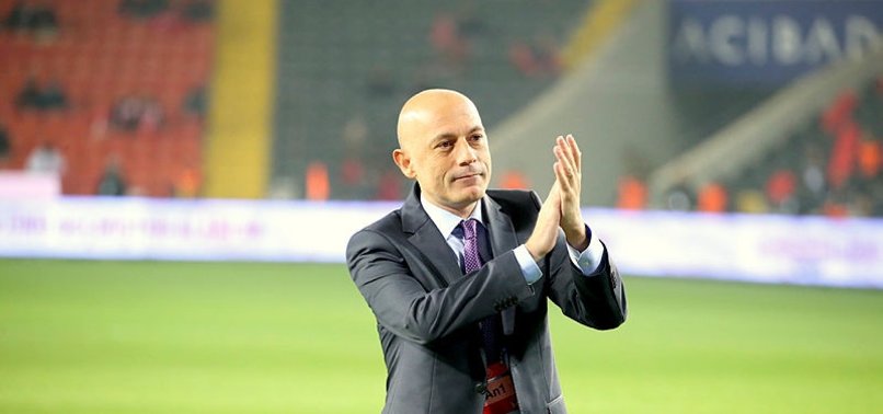 Cüneyt Çakır Türkiye - Çekya maçıyla hakemlik kariyerine nokta koydu!