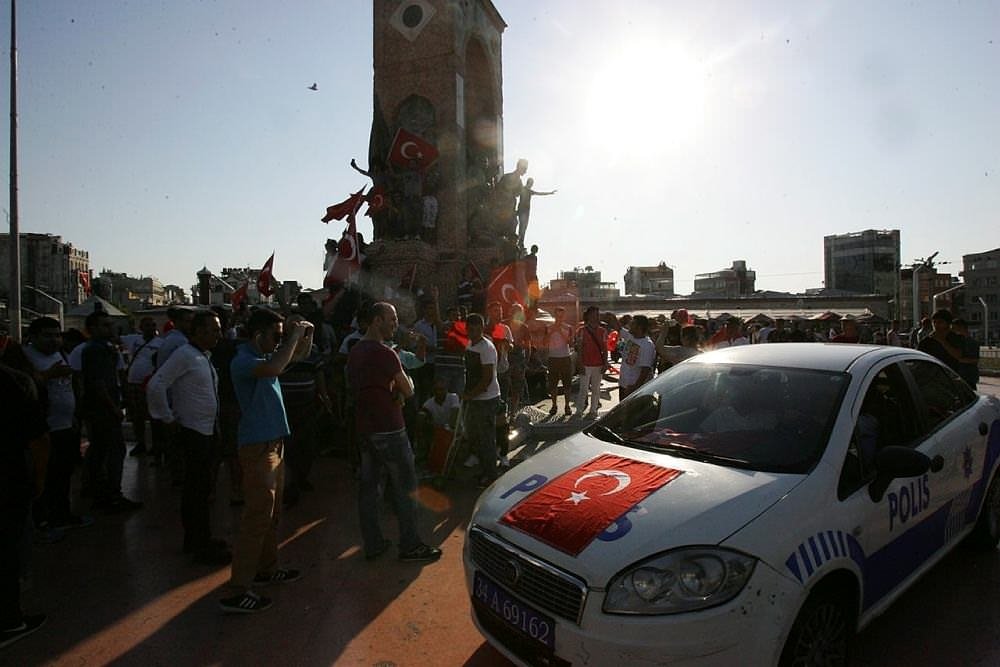 Halk demokrasi nöbetinde