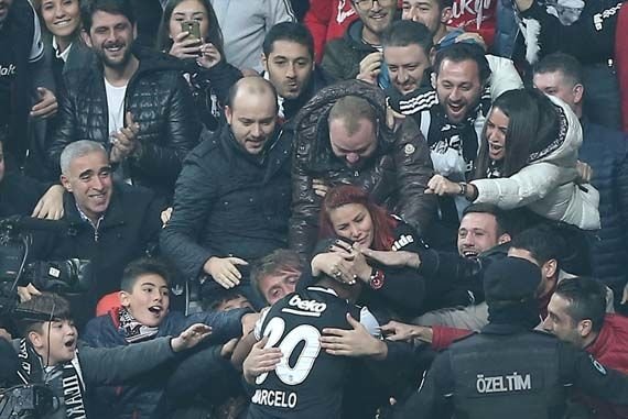Beşiktaş - Lyon maçına kızıl saçlı kız damga vurdu