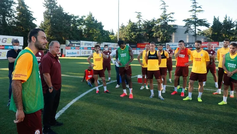Selçuk İnan takım arkadaşlarıyla vedalaştı - 1