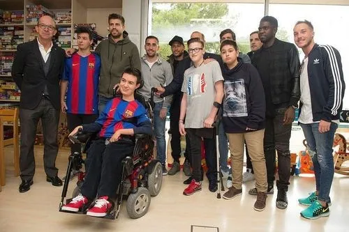 Barcelonalı futbolculardan çocuklara yeni yıl hediyesi - 1