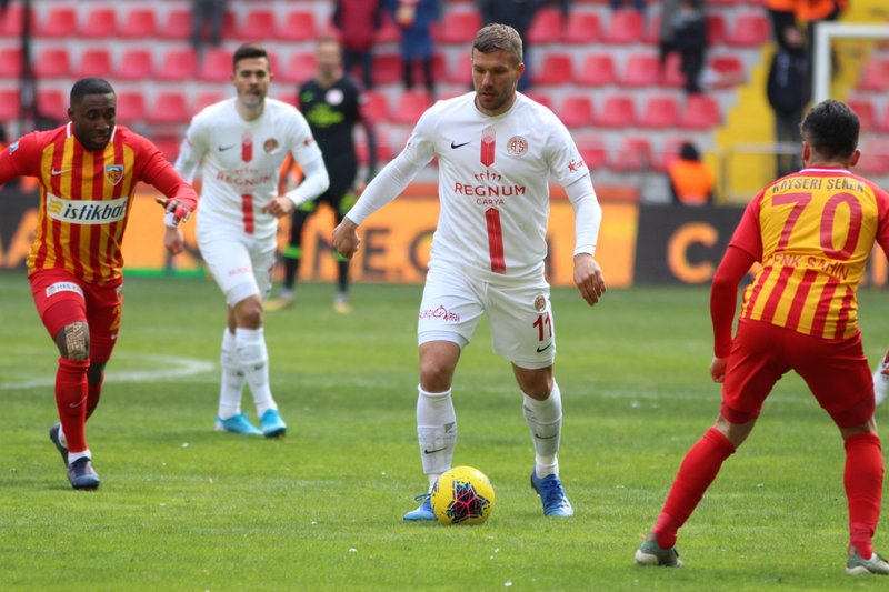 Antalyaspor kupada Podolski’yi riske etmeyecek