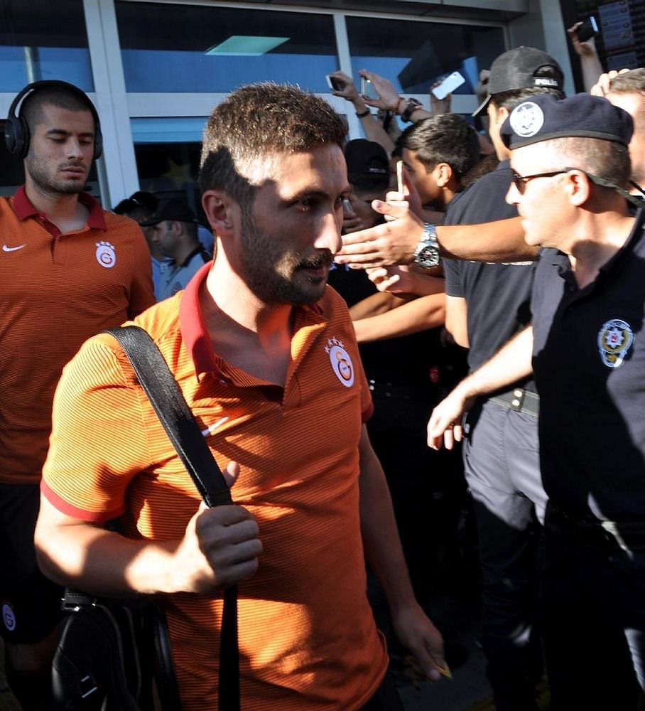 Galatasaraylı futbolcuyu havaalanında unuttular!