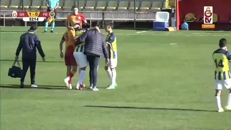 Galatasaray Fenerbahçe U19 maçında dostluk rüzgarı! - 1