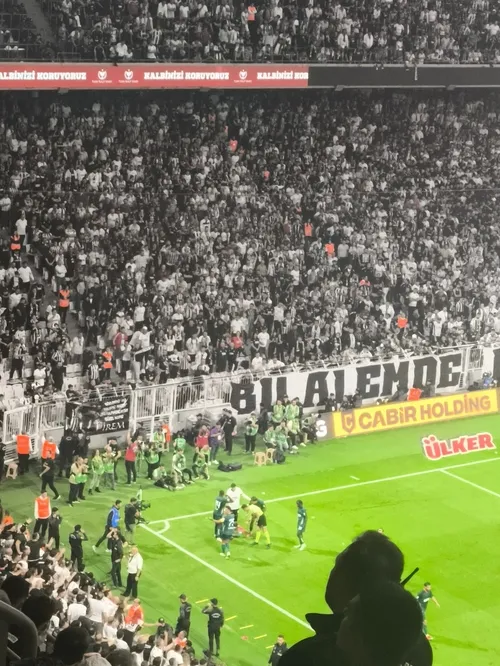 Daniel Agyei tribünlerden atılan madde sonrası yerde kaldı! - 2