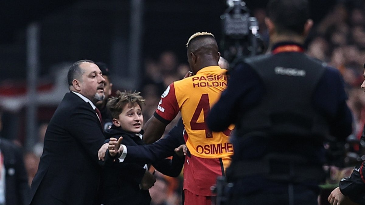 GALATASARAY HABERİ: Osimhen'den minik taraftara jest! GALATASARAY HABERİ: Osimhen'den minik taraftara jest!